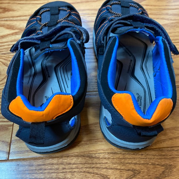 Boys Covered-Toe Velcro Sandals. - Picture 4 of 6